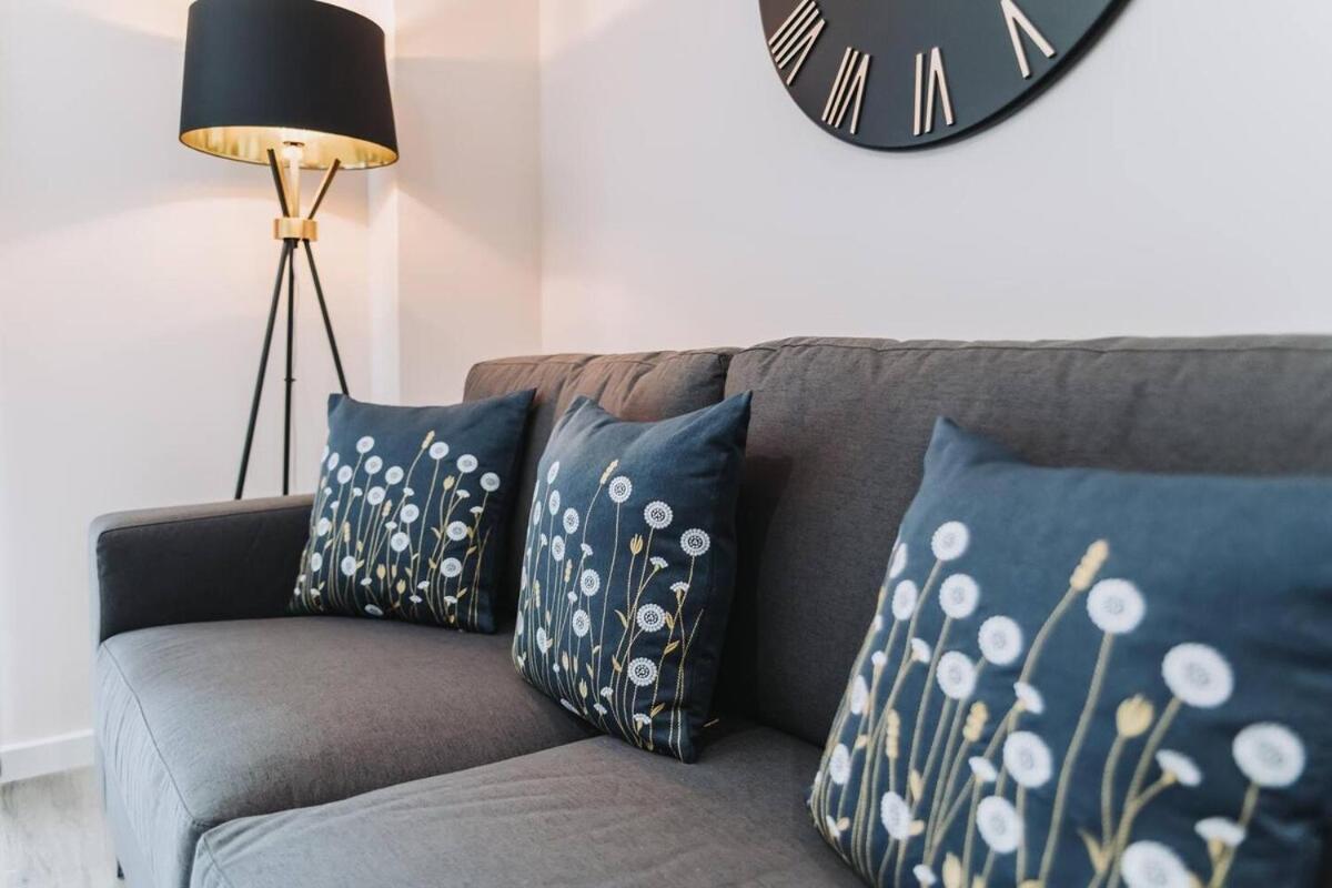 Near Centre Ideal Sport Or Gigs Sleeps 6 People