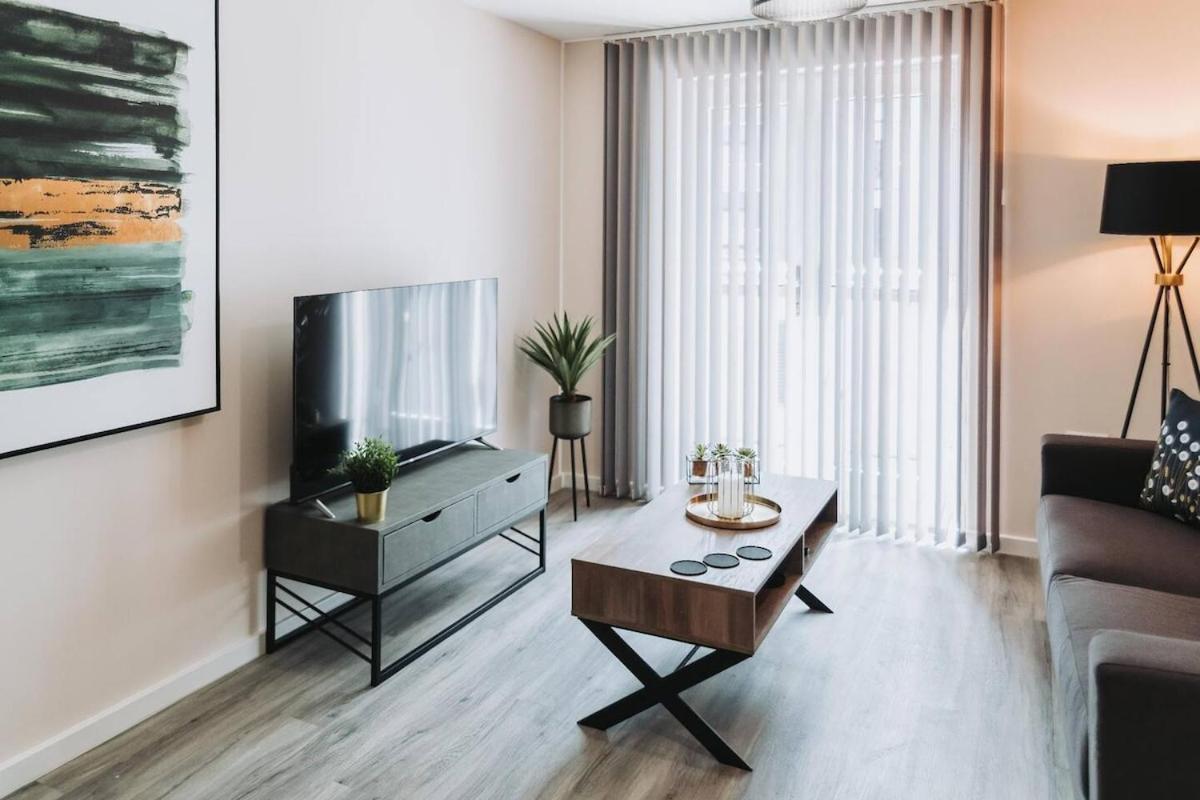 Near Centre Ideal Sport Or Gigs Sleeps 6 People Manchester