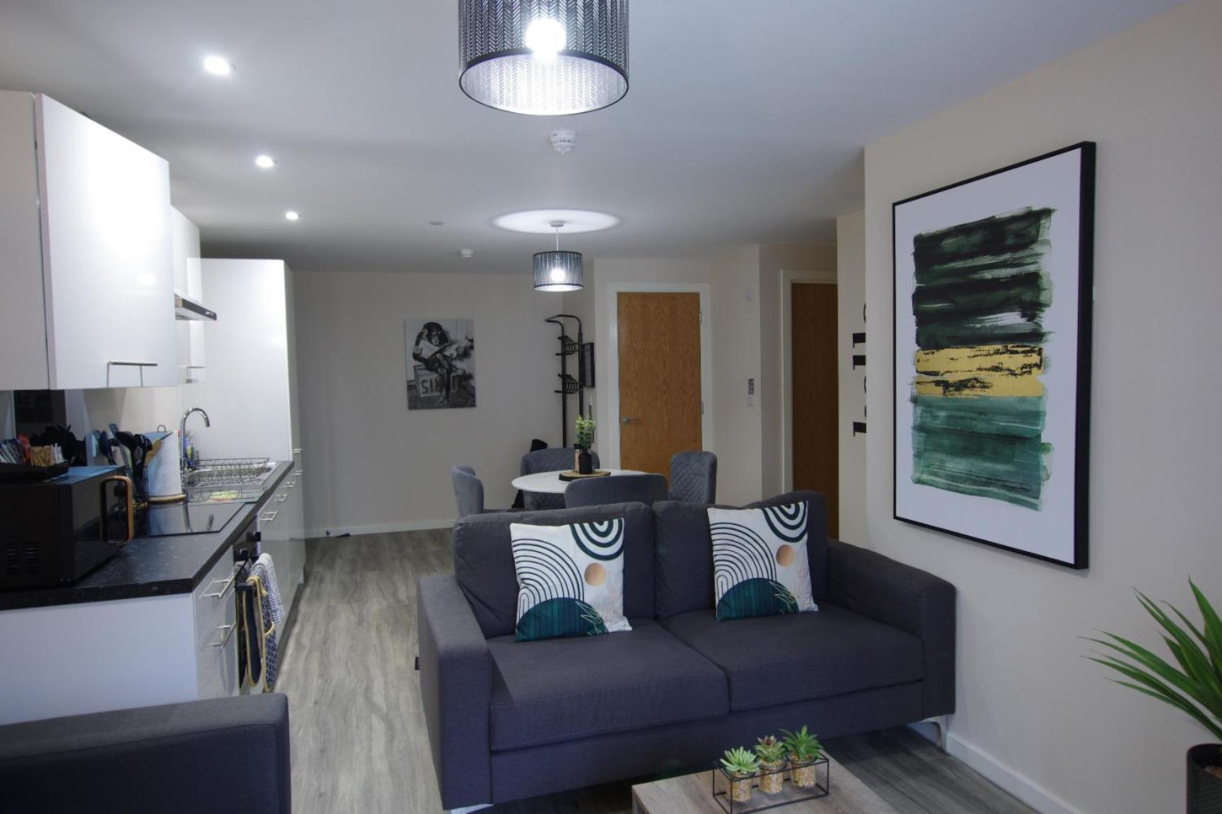 Near Centre Ideal Sport Or Gigs Sleeps 6 People Apartment